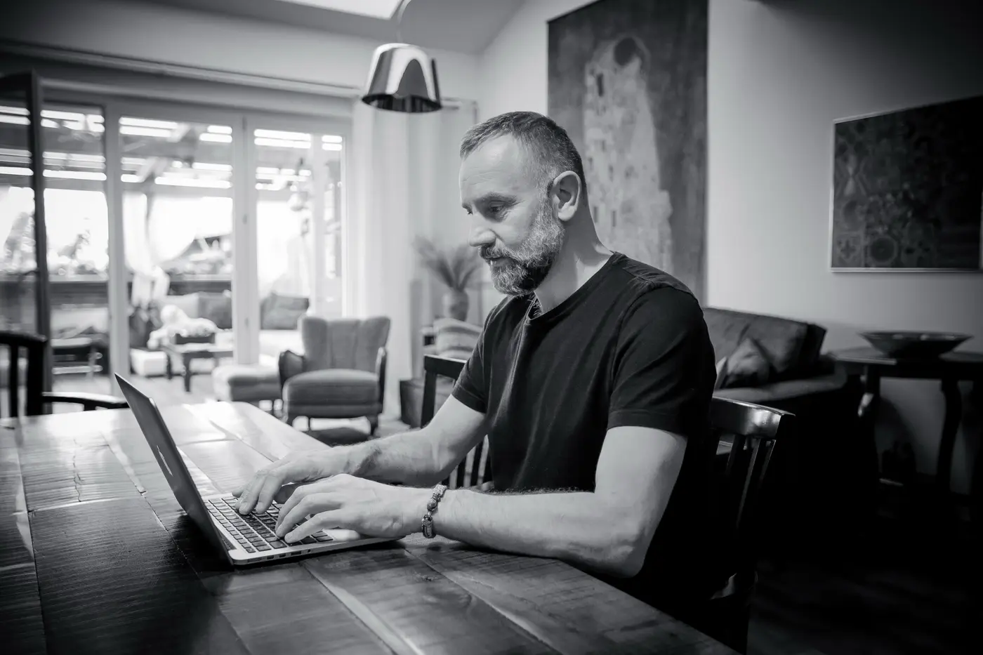 Bartosz Cerkaski pisze przy laptopie